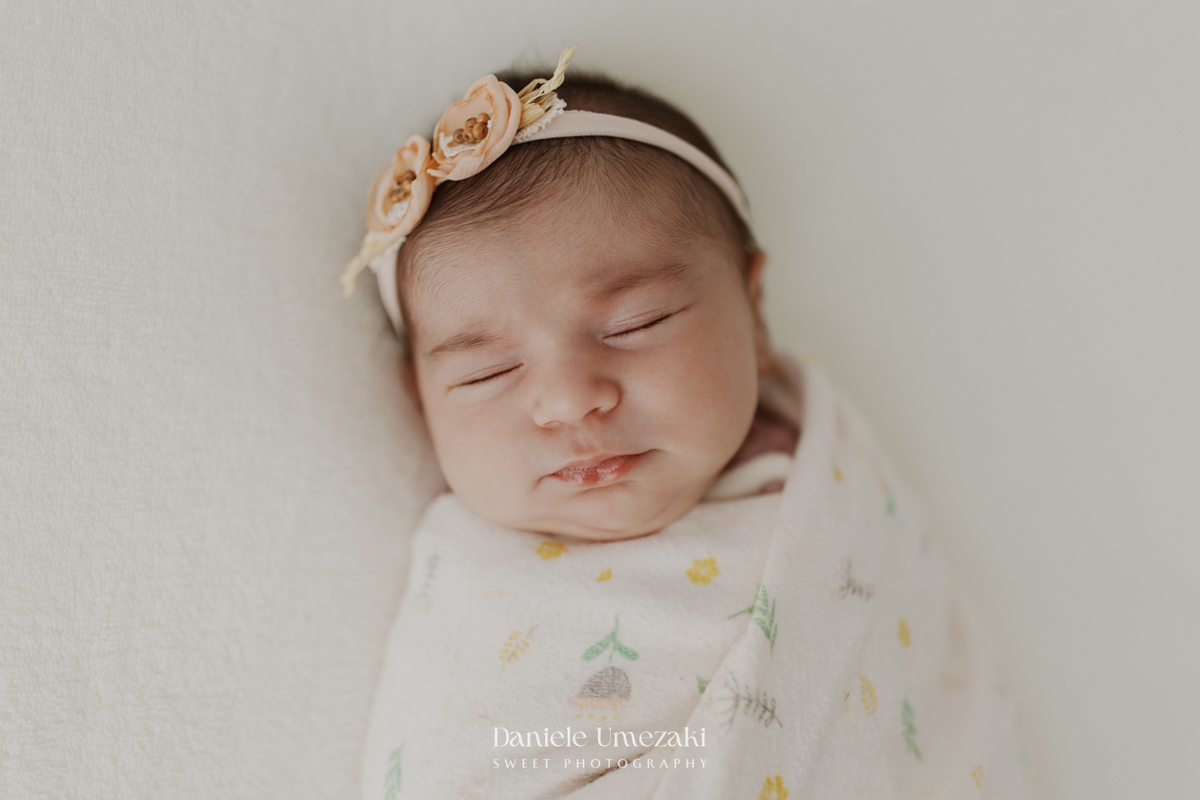 Cecília com 20 dias de vida durante ensaio newborn natural realizado em estúdio em Mogi das Cruzes por Dani Umezaki, com fotografia delicada, leve e atemporal.