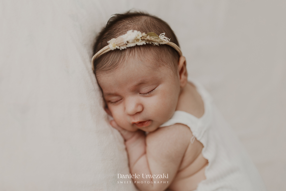Cecília com 20 dias de vida durante ensaio newborn natural realizado em estúdio em Mogi das Cruzes por Dani Umezaki, com fotografia delicada, leve e atemporal.