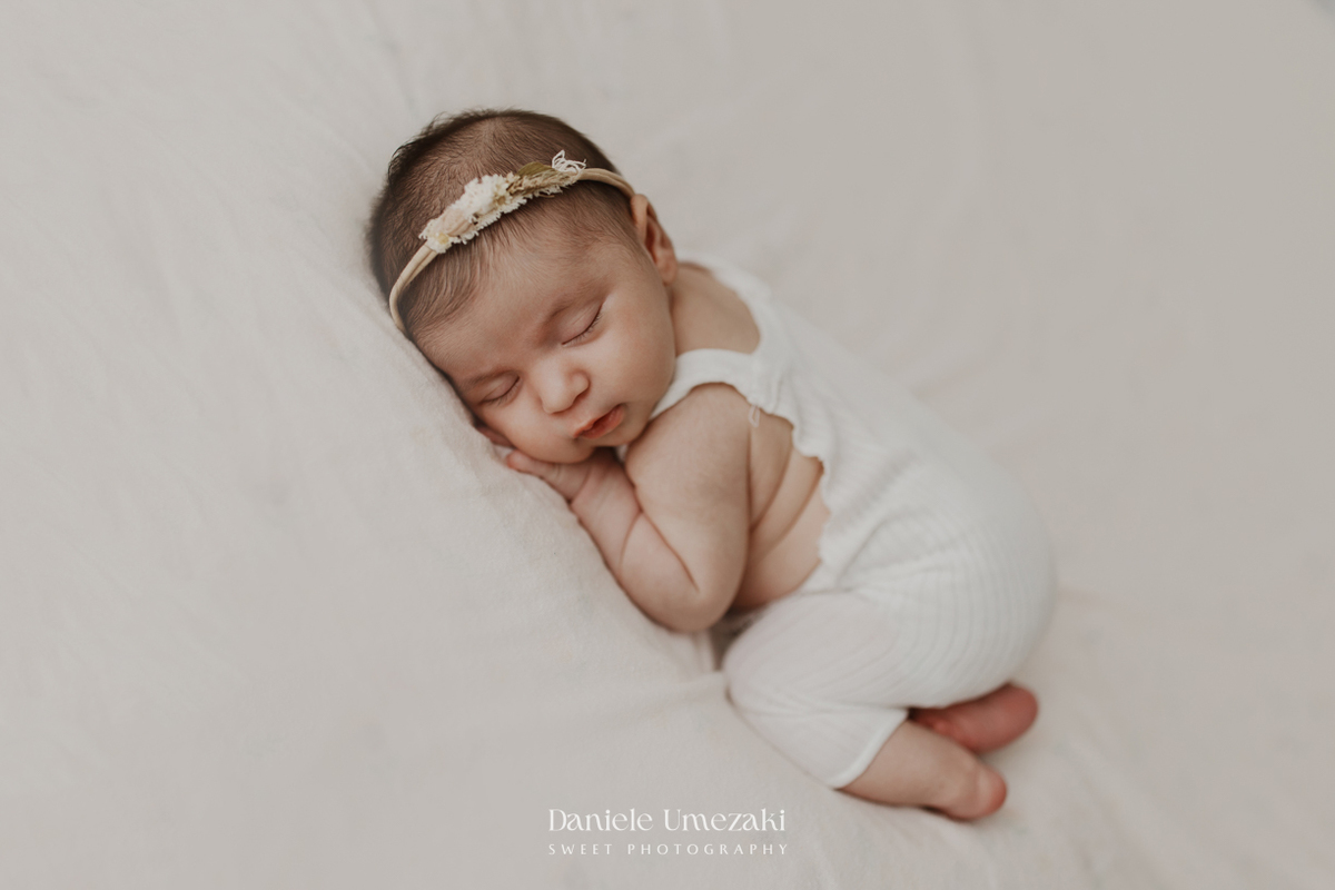 Cecília com 20 dias de vida durante ensaio newborn natural realizado em estúdio em Mogi das Cruzes por Dani Umezaki, com fotografia delicada, leve e atemporal.