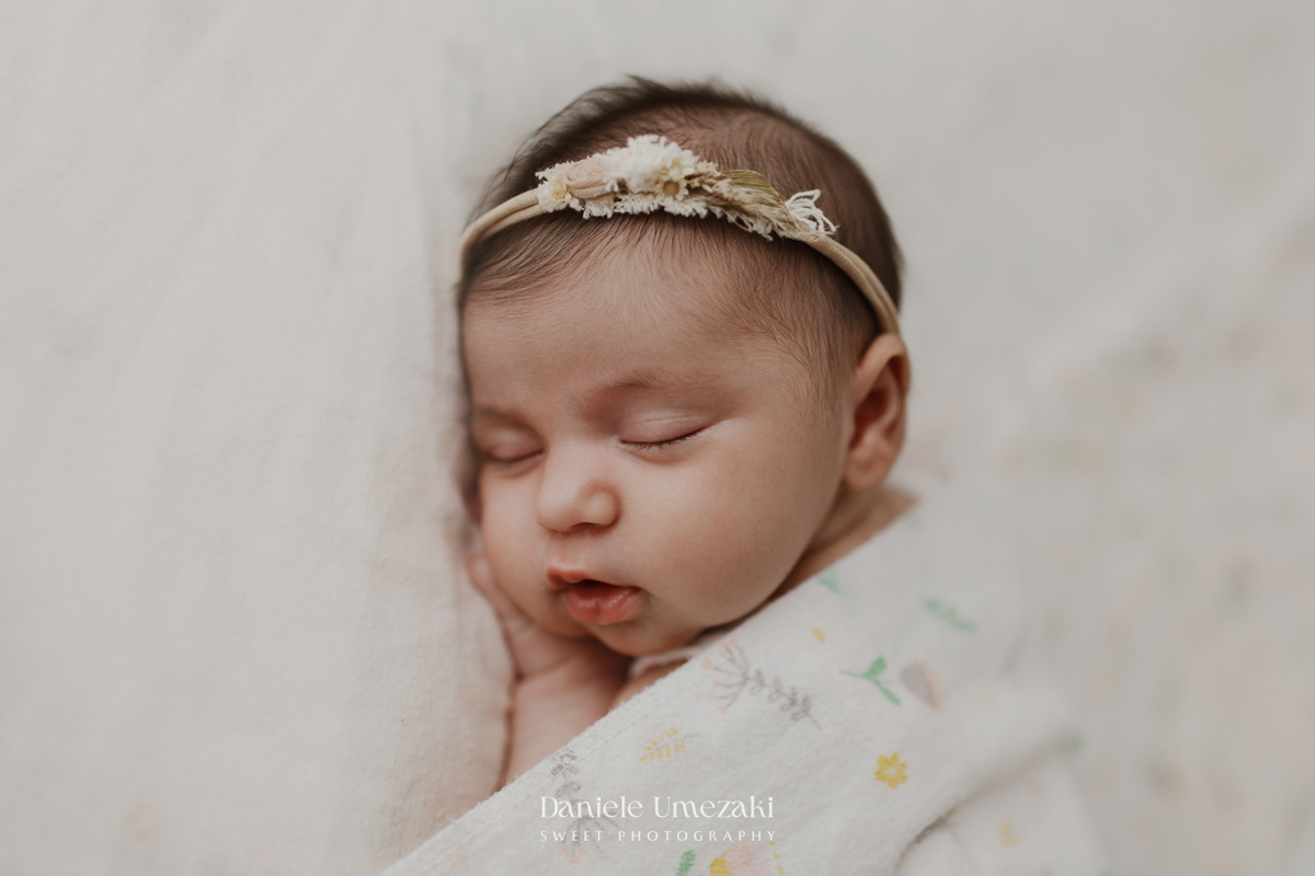 Cecília com 20 dias de vida durante ensaio newborn natural realizado em estúdio em Mogi das Cruzes por Dani Umezaki, com fotografia delicada, leve e atemporal.