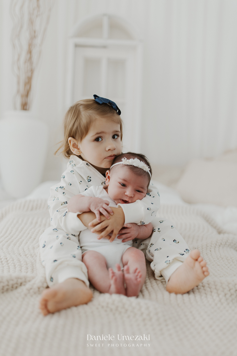 Cecília com 20 dias de vida durante ensaio newborn natural realizado em estúdio em Mogi das Cruzes por Dani Umezaki, com fotografia delicada, leve e atemporal.