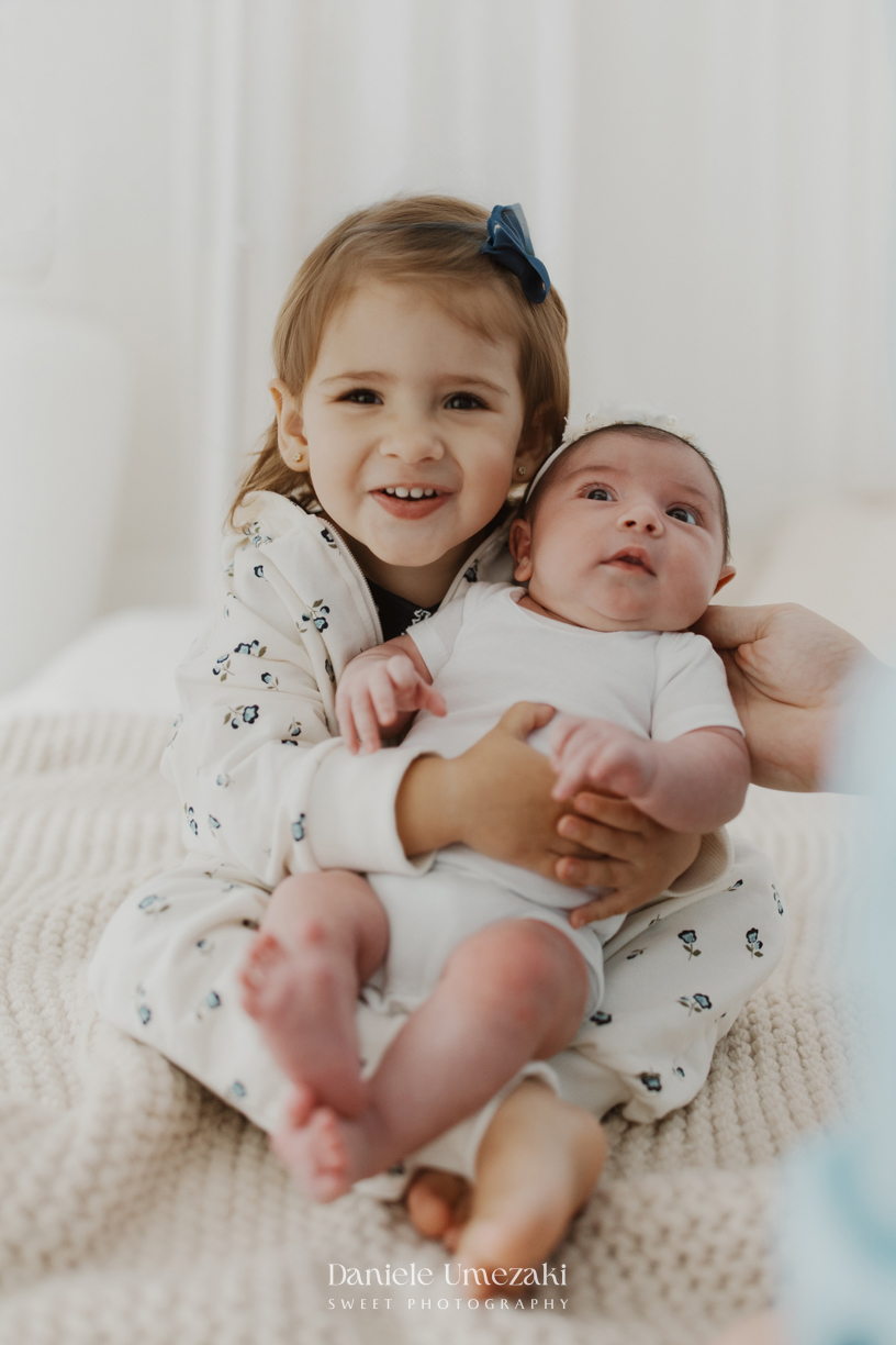 Cecília com 20 dias de vida durante ensaio newborn natural realizado em estúdio em Mogi das Cruzes por Dani Umezaki, com fotografia delicada, leve e atemporal.