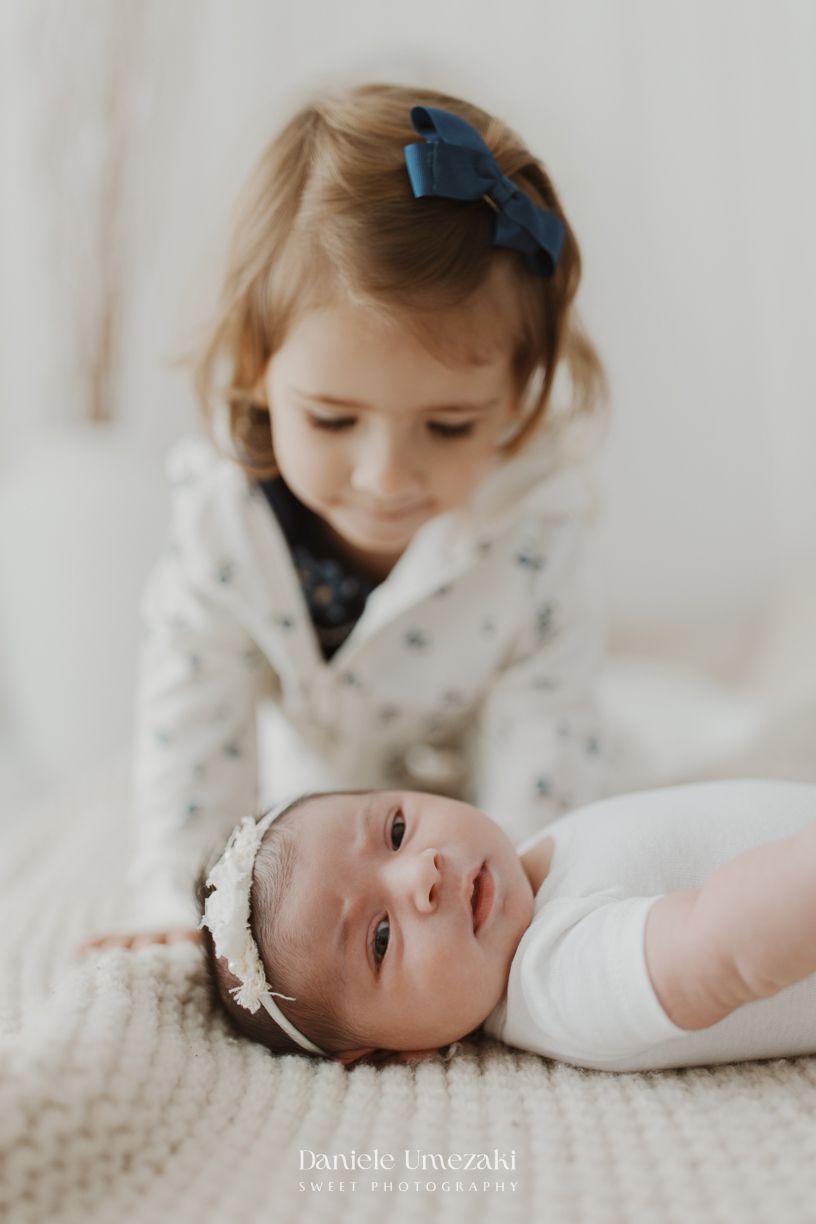 Cecília com 20 dias de vida durante ensaio newborn natural realizado em estúdio em Mogi das Cruzes por Dani Umezaki, com fotografia delicada, leve e atemporal.