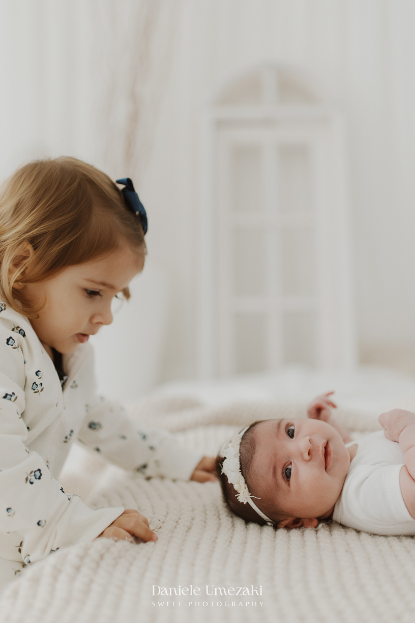Cecília com 20 dias de vida durante ensaio newborn natural realizado em estúdio em Mogi das Cruzes por Dani Umezaki, com fotografia delicada, leve e atemporal.