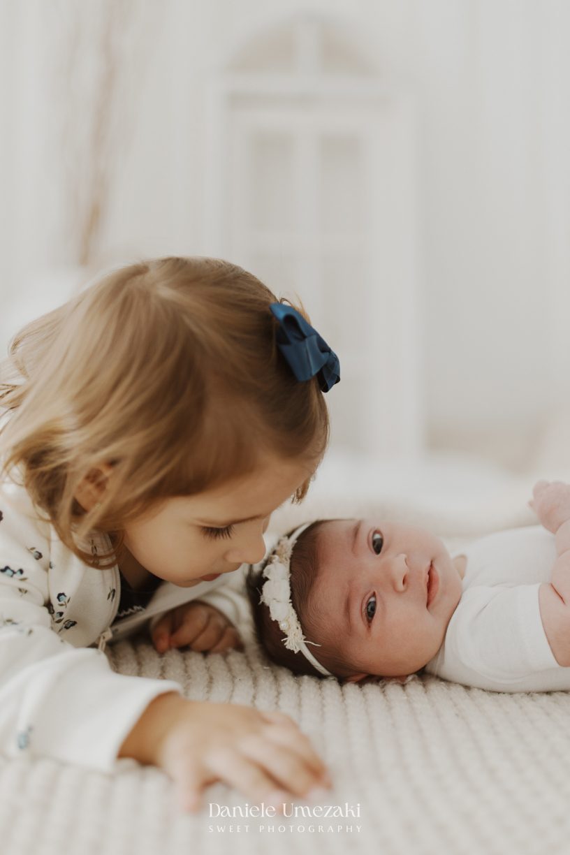 Cecília com 20 dias de vida durante ensaio newborn natural realizado em estúdio em Mogi das Cruzes por Dani Umezaki, com fotografia delicada, leve e atemporal.