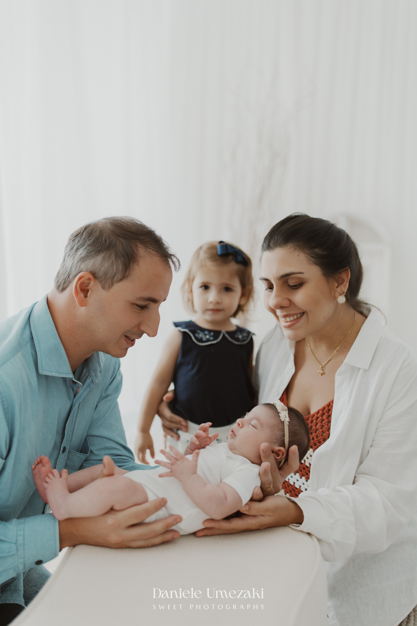 Cecília com 20 dias de vida durante ensaio newborn natural realizado em estúdio em Mogi das Cruzes por Dani Umezaki, com fotografia delicada, leve e atemporal.