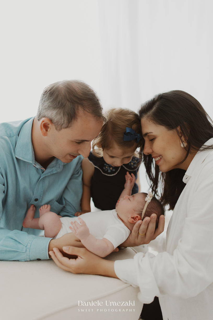 Cecília com 20 dias de vida durante ensaio newborn natural realizado em estúdio em Mogi das Cruzes por Dani Umezaki, com fotografia delicada, leve e atemporal.