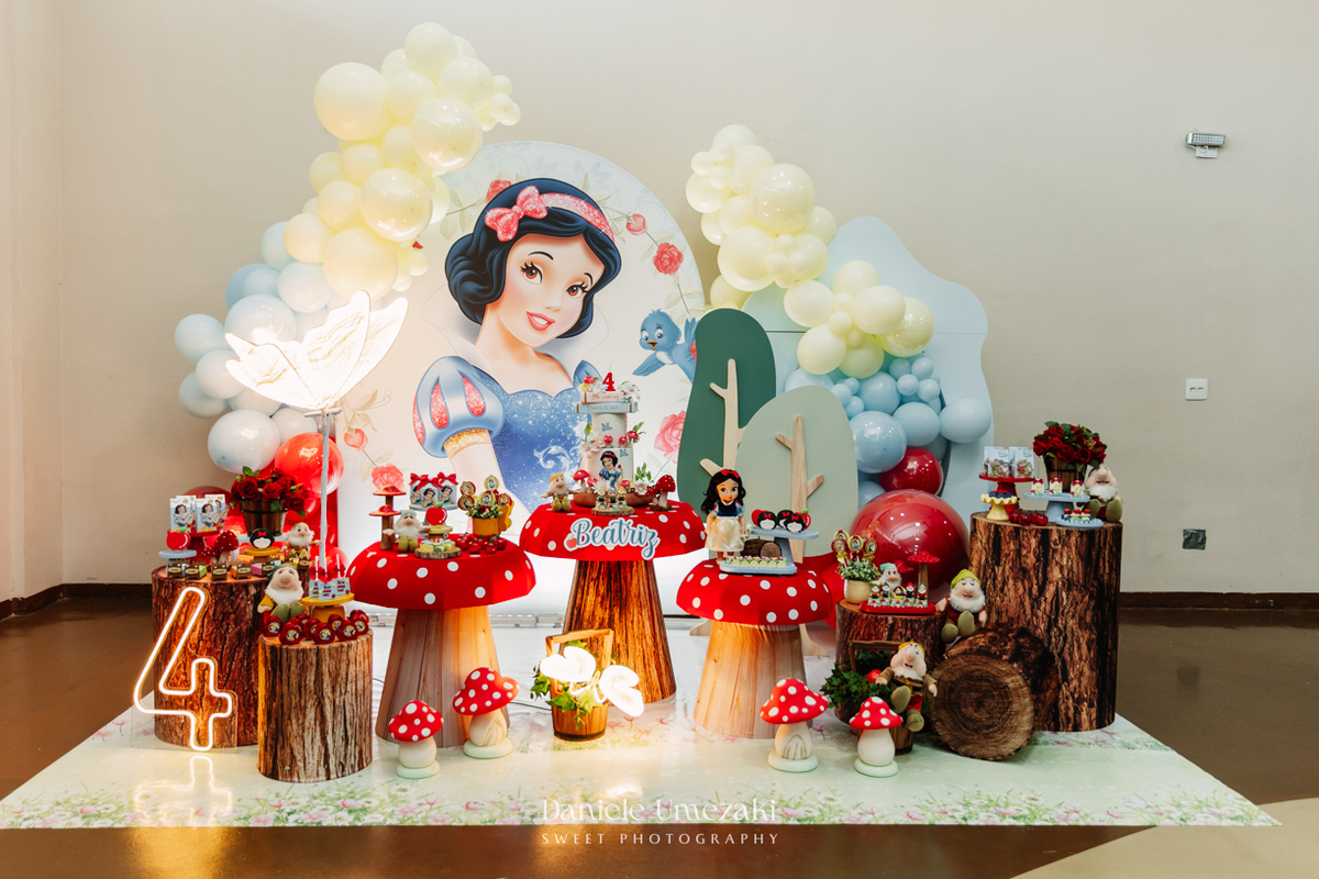 Bia comemorando seu aniversário de 4 anos no Buffet Vira Sapeka em Mogi das Cruzes com decoração Branca de Neve da Festa Sapeka, fotografada por Dani Umezaki