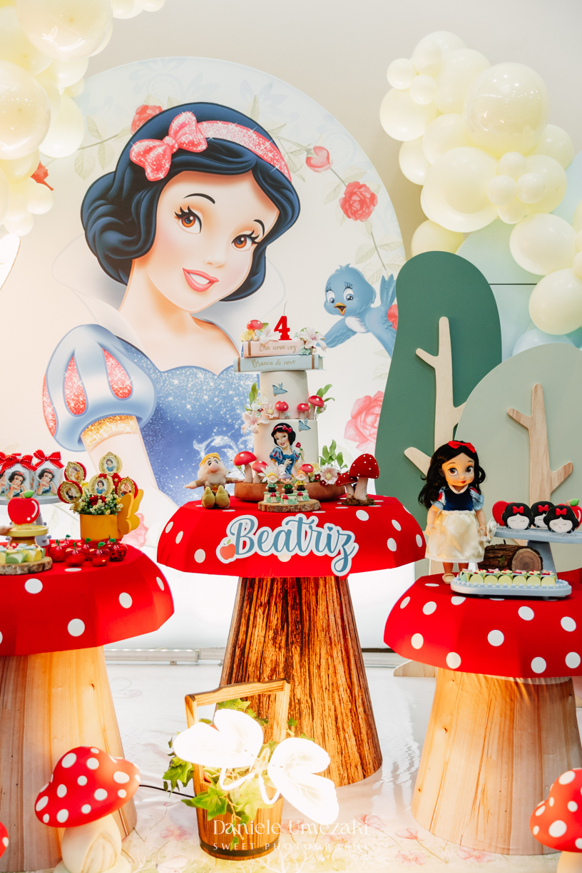 Bia comemorando seu aniversário de 4 anos no Buffet Vira Sapeka em Mogi das Cruzes com decoração Branca de Neve da Festa Sapeka, fotografada por Dani Umezaki
