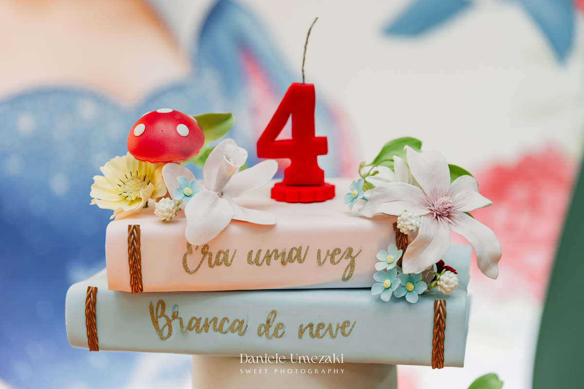 Bia comemorando seu aniversário de 4 anos no Buffet Vira Sapeka em Mogi das Cruzes com decoração Branca de Neve da Festa Sapeka, fotografada por Dani Umezaki