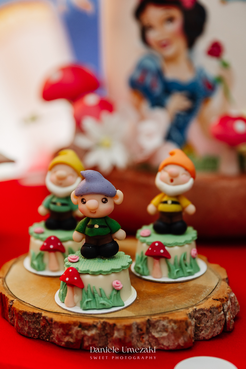 Bia comemorando seu aniversário de 4 anos no Buffet Vira Sapeka em Mogi das Cruzes com decoração Branca de Neve da Festa Sapeka, fotografada por Dani Umezaki