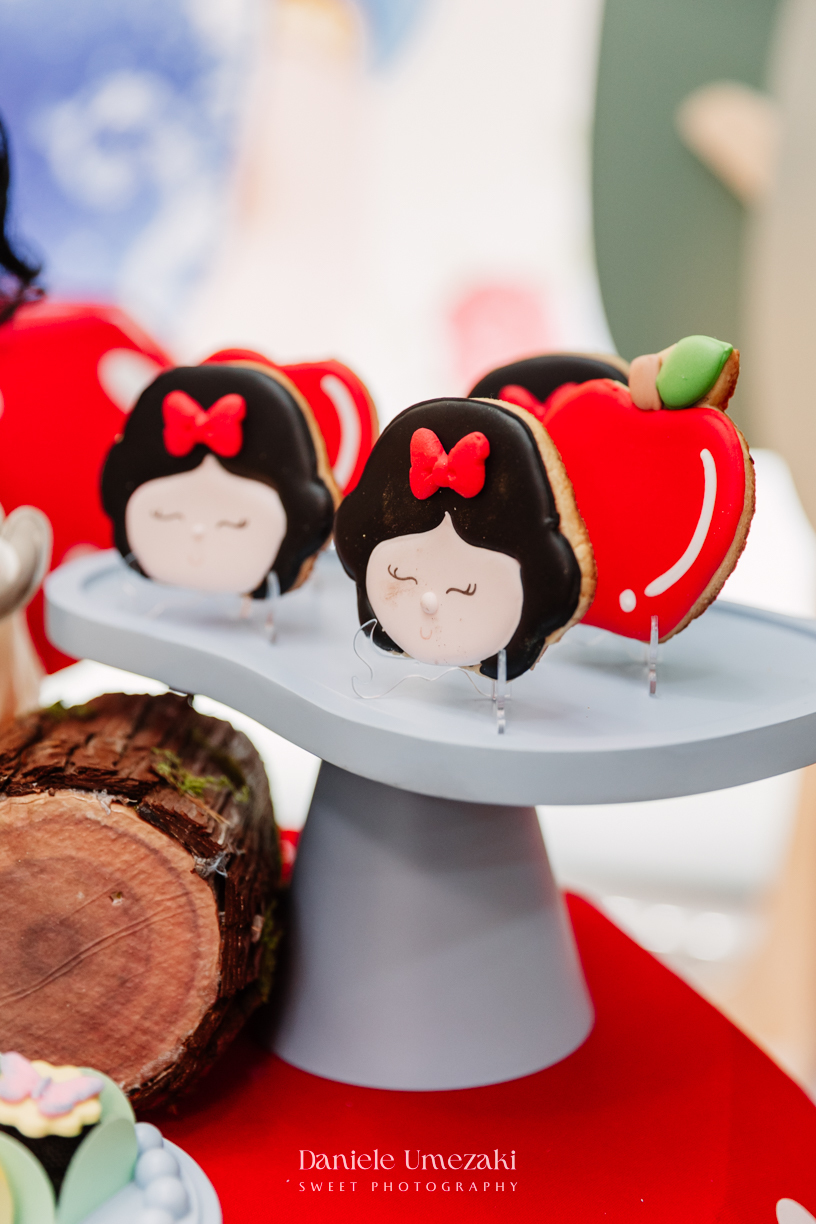 Bia comemorando seu aniversário de 4 anos no Buffet Vira Sapeka em Mogi das Cruzes com decoração Branca de Neve da Festa Sapeka, fotografada por Dani Umezaki