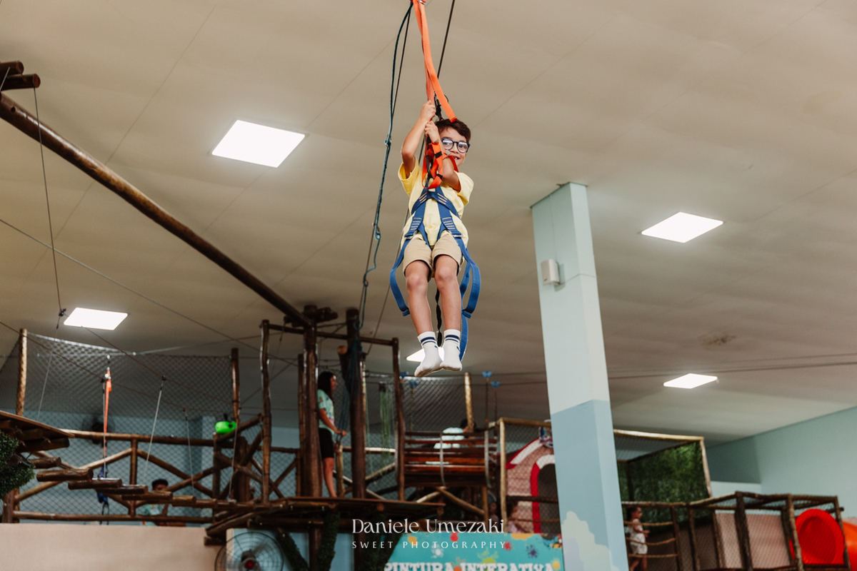 Bia comemorando seu aniversário de 4 anos no Buffet Vira Sapeka em Mogi das Cruzes com decoração Branca de Neve da Festa Sapeka, fotografada por Dani Umezaki