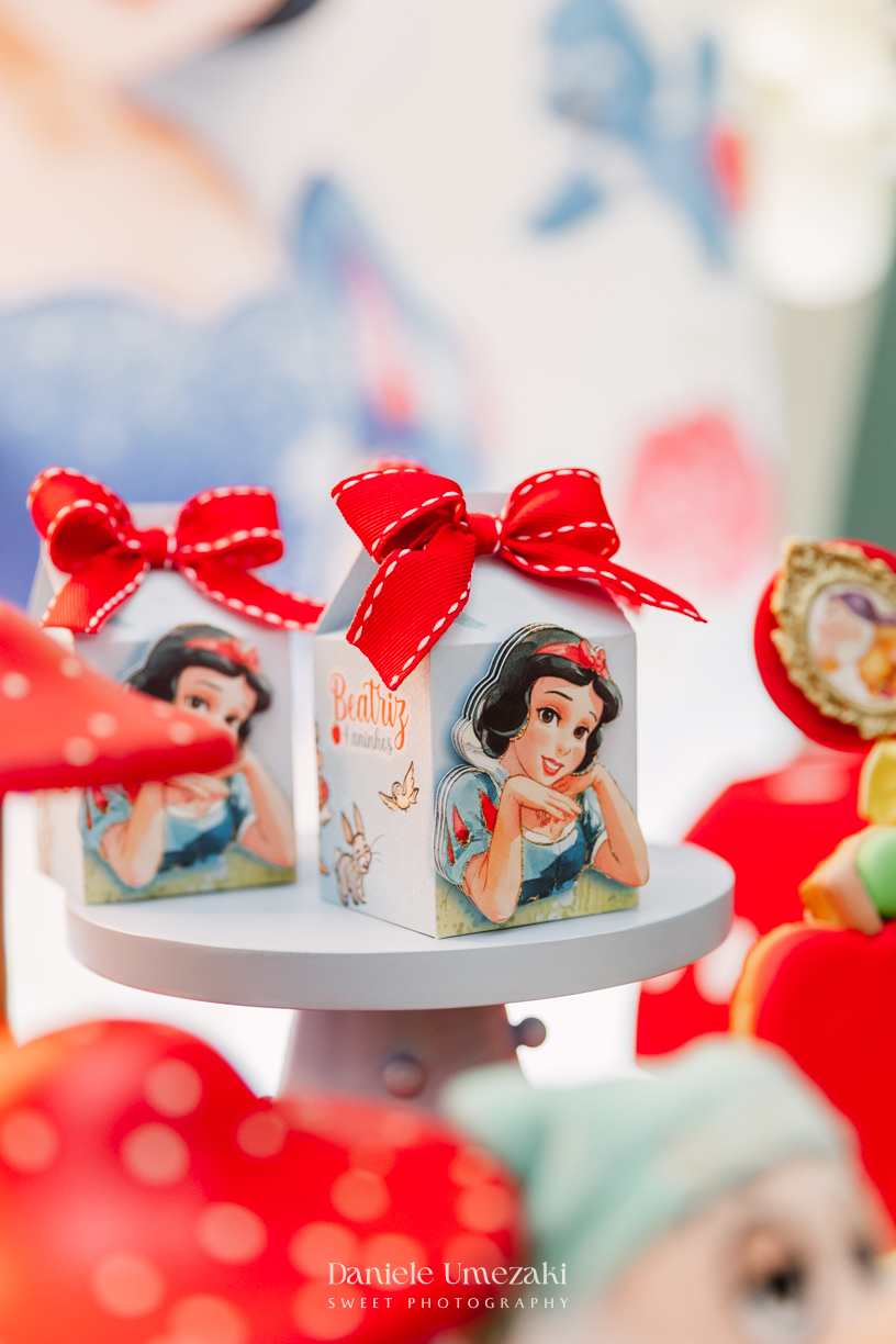 Bia comemorando seu aniversário de 4 anos no Buffet Vira Sapeka em Mogi das Cruzes com decoração Branca de Neve da Festa Sapeka, fotografada por Dani Umezaki