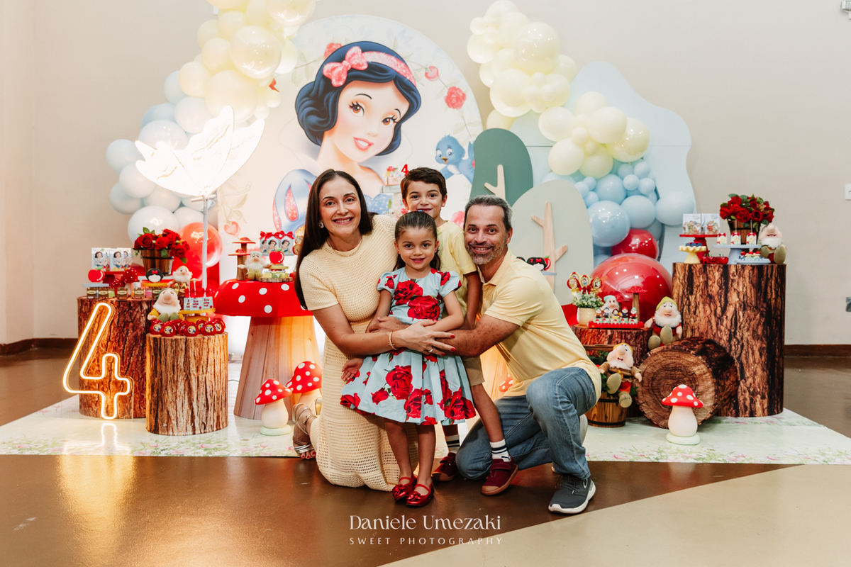 Bia comemorando seu aniversário de 4 anos no Buffet Vira Sapeka em Mogi das Cruzes com decoração Branca de Neve da Festa Sapeka, fotografada por Dani Umezaki