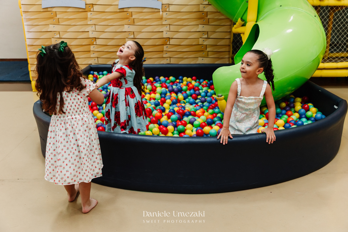 Bia comemorando seu aniversário de 4 anos no Buffet Vira Sapeka em Mogi das Cruzes com decoração Branca de Neve da Festa Sapeka, fotografada por Dani Umezaki