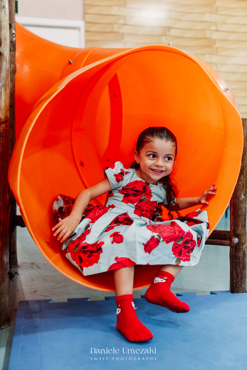 Bia comemorando seu aniversário de 4 anos no Buffet Vira Sapeka em Mogi das Cruzes com decoração Branca de Neve da Festa Sapeka, fotografada por Dani Umezaki
