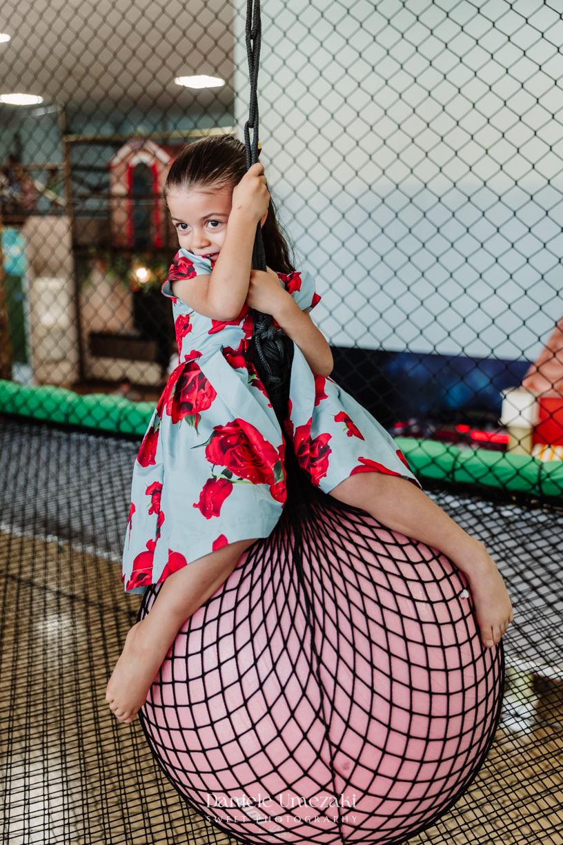 Bia comemorando seu aniversário de 4 anos no Buffet Vira Sapeka em Mogi das Cruzes com decoração Branca de Neve da Festa Sapeka, fotografada por Dani Umezaki