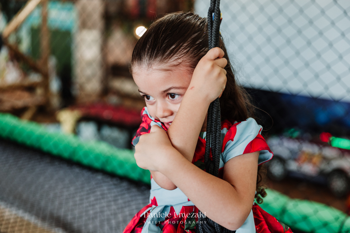 Bia comemorando seu aniversário de 4 anos no Buffet Vira Sapeka em Mogi das Cruzes com decoração Branca de Neve da Festa Sapeka, fotografada por Dani Umezaki