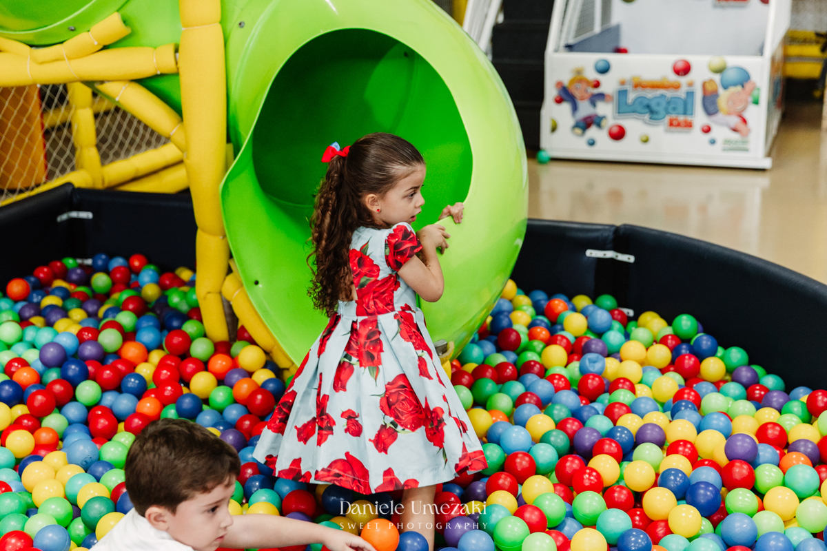 Bia comemorando seu aniversário de 4 anos no Buffet Vira Sapeka em Mogi das Cruzes com decoração Branca de Neve da Festa Sapeka, fotografada por Dani Umezaki