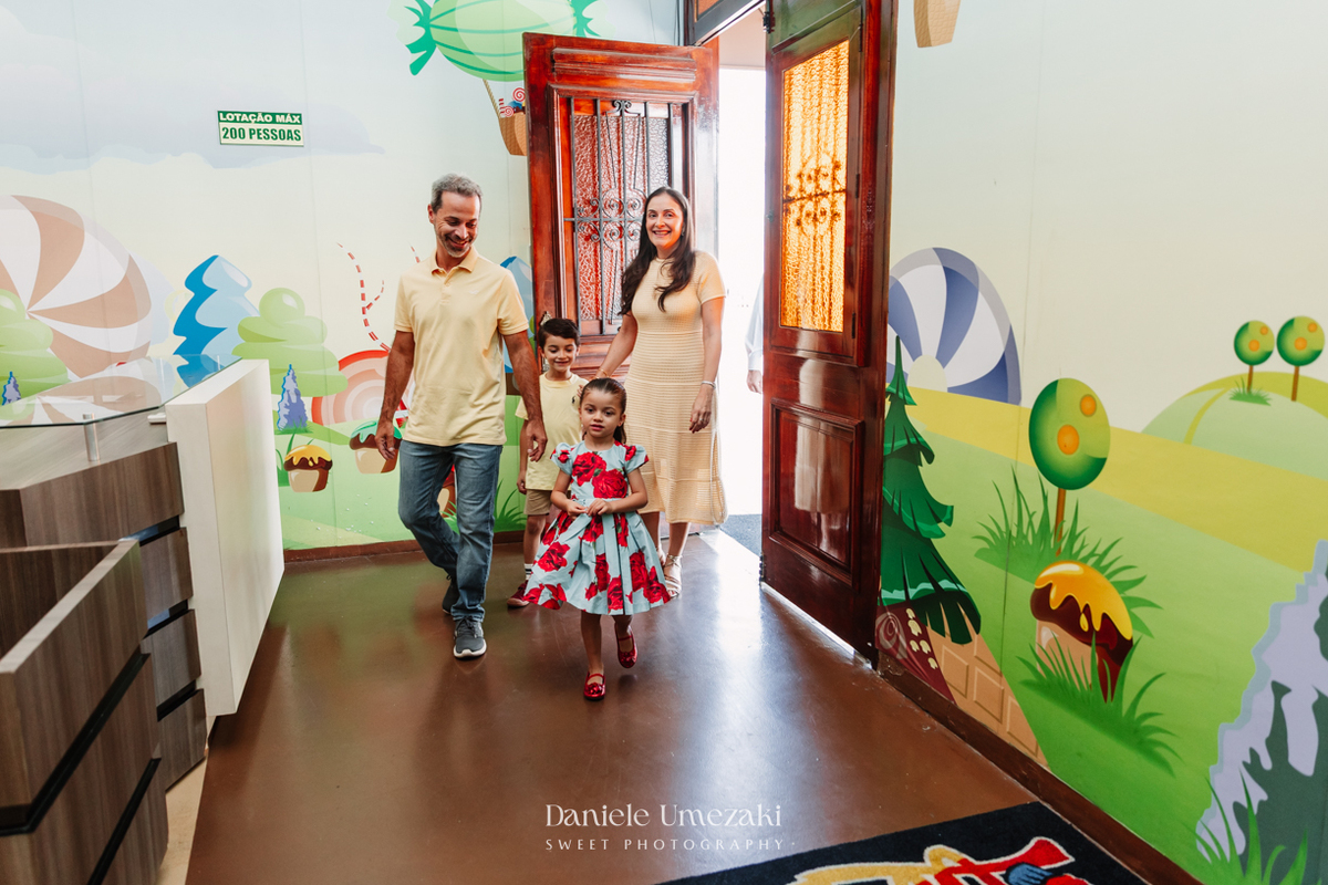 Bia comemorando seu aniversário de 4 anos no Buffet Vira Sapeka em Mogi das Cruzes com decoração Branca de Neve da Festa Sapeka, fotografada por Dani Umezaki