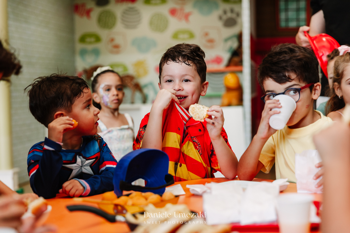 Bia comemorando seu aniversário de 4 anos no Buffet Vira Sapeka em Mogi das Cruzes com decoração Branca de Neve da Festa Sapeka, fotografada por Dani Umezaki