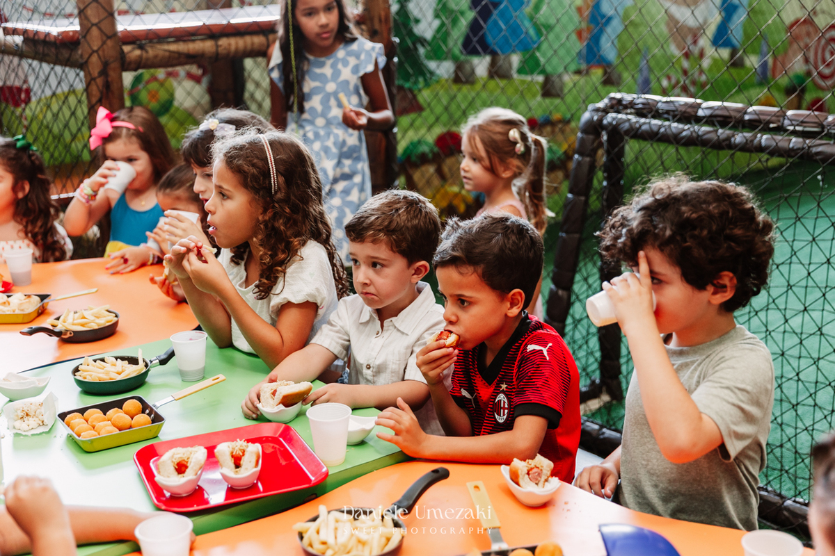 Bia comemorando seu aniversário de 4 anos no Buffet Vira Sapeka em Mogi das Cruzes com decoração Branca de Neve da Festa Sapeka, fotografada por Dani Umezaki