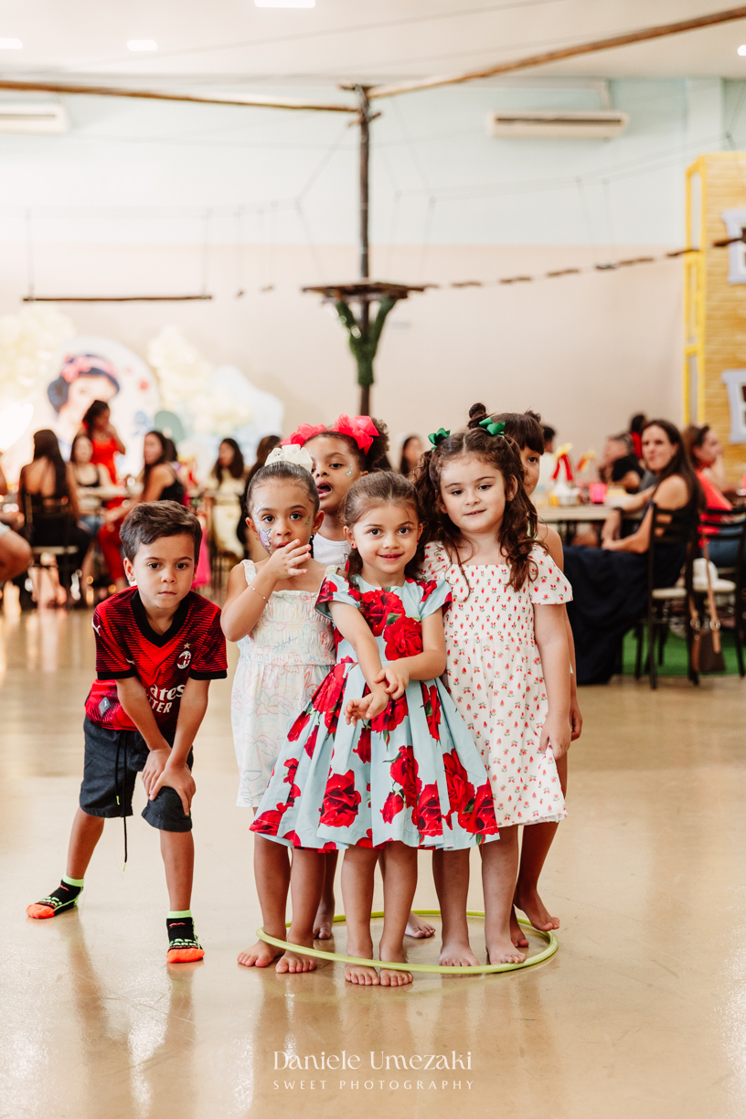 Bia comemorando seu aniversário de 4 anos no Buffet Vira Sapeka em Mogi das Cruzes com decoração Branca de Neve da Festa Sapeka, fotografada por Dani Umezaki