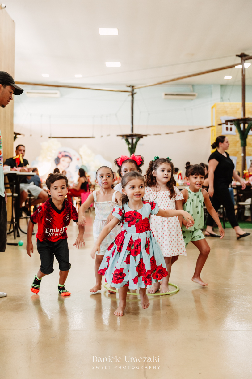 Bia comemorando seu aniversário de 4 anos no Buffet Vira Sapeka em Mogi das Cruzes com decoração Branca de Neve da Festa Sapeka, fotografada por Dani Umezaki