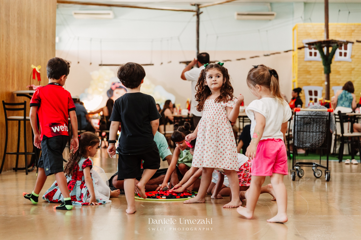 Bia comemorando seu aniversário de 4 anos no Buffet Vira Sapeka em Mogi das Cruzes com decoração Branca de Neve da Festa Sapeka, fotografada por Dani Umezaki