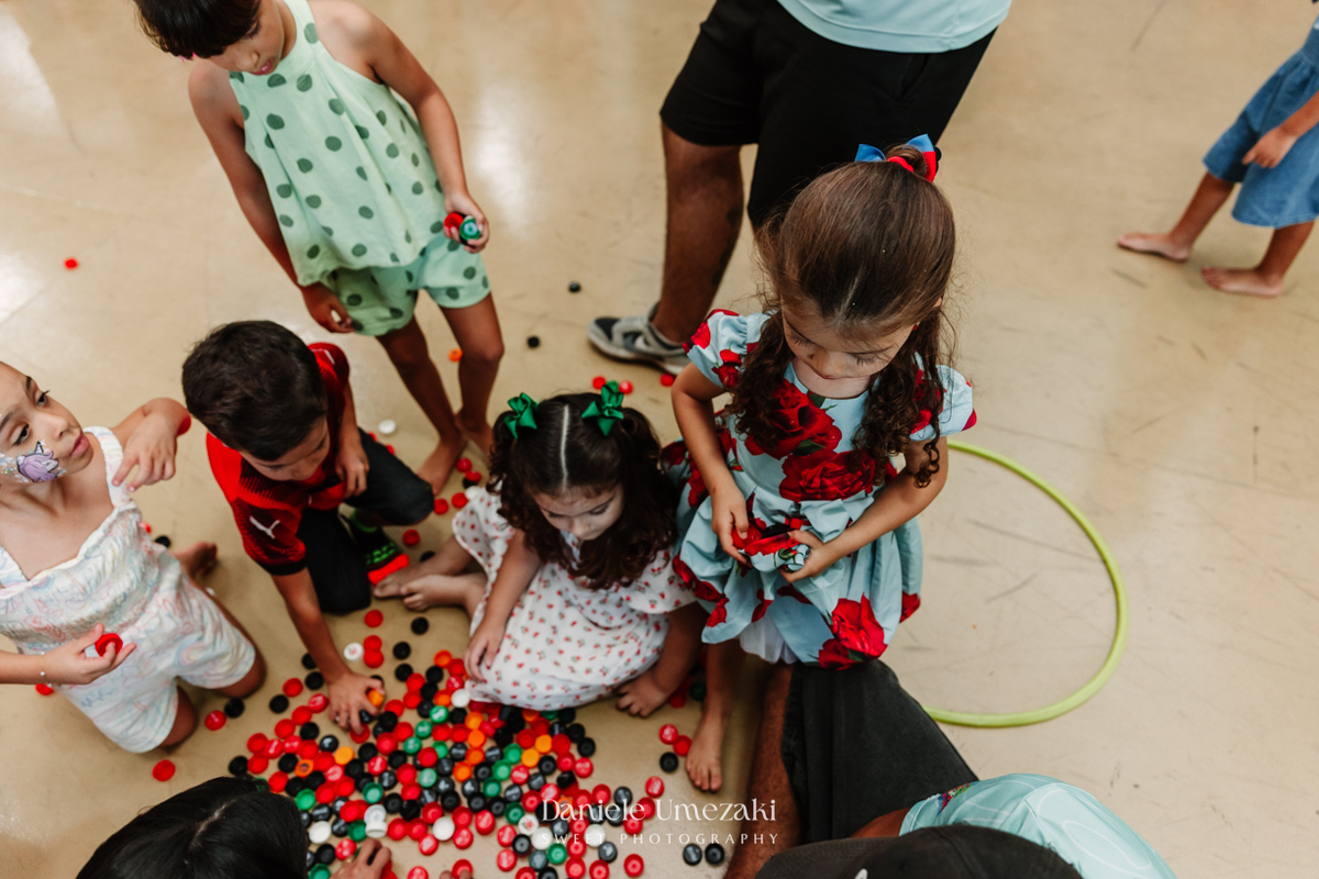 Bia comemorando seu aniversário de 4 anos no Buffet Vira Sapeka em Mogi das Cruzes com decoração Branca de Neve da Festa Sapeka, fotografada por Dani Umezaki