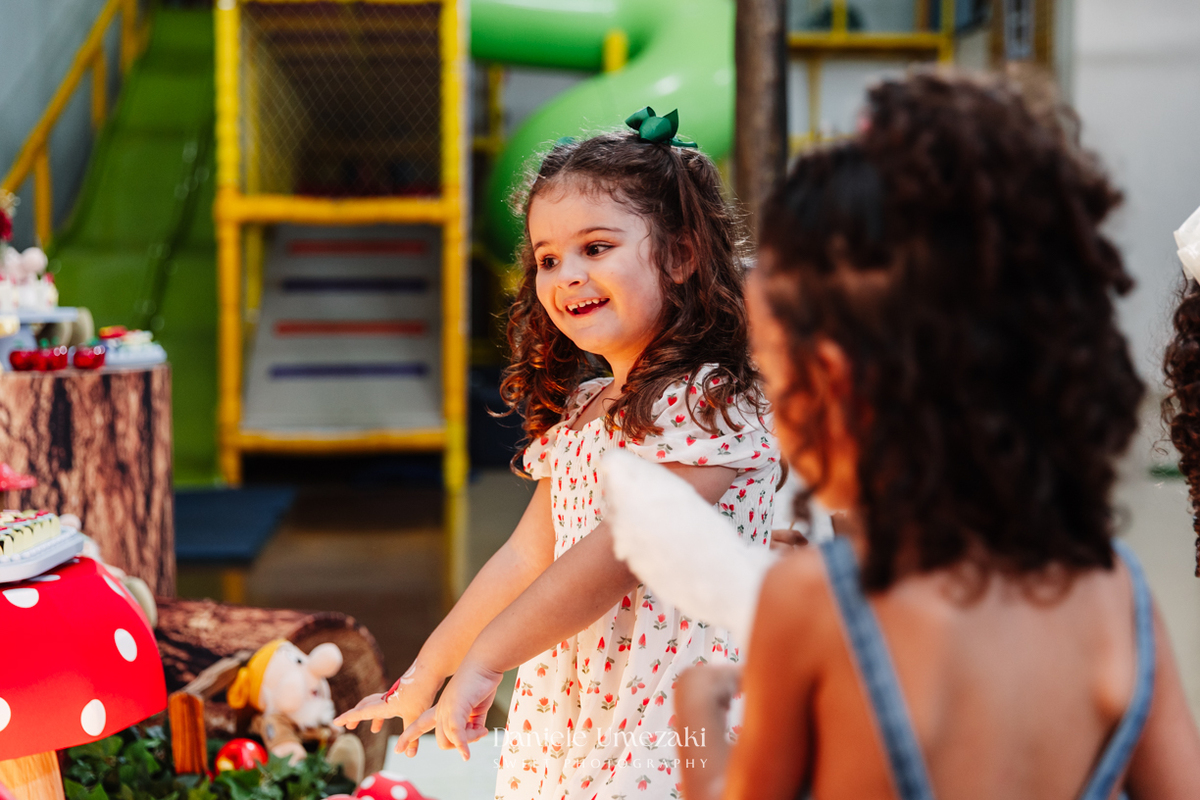 Bia comemorando seu aniversário de 4 anos no Buffet Vira Sapeka em Mogi das Cruzes com decoração Branca de Neve da Festa Sapeka, fotografada por Dani Umezaki