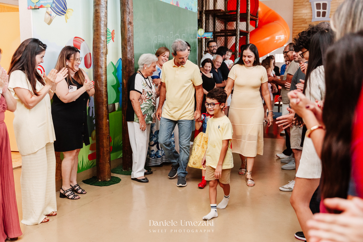 Bia comemorando seu aniversário de 4 anos no Buffet Vira Sapeka em Mogi das Cruzes com decoração Branca de Neve da Festa Sapeka, fotografada por Dani Umezaki