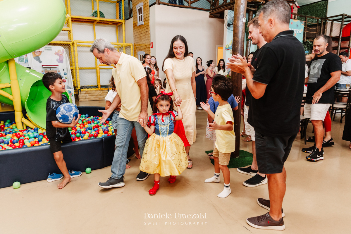 Bia comemorando seu aniversário de 4 anos no Buffet Vira Sapeka em Mogi das Cruzes com decoração Branca de Neve da Festa Sapeka, fotografada por Dani Umezaki