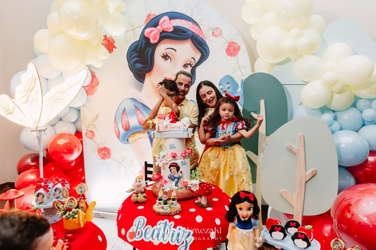 Bia comemorando seu aniversário de 4 anos no Buffet Vira Sapeka em Mogi das Cruzes com decoração Branca de Neve da Festa Sapeka, fotografada por Dani Umezaki