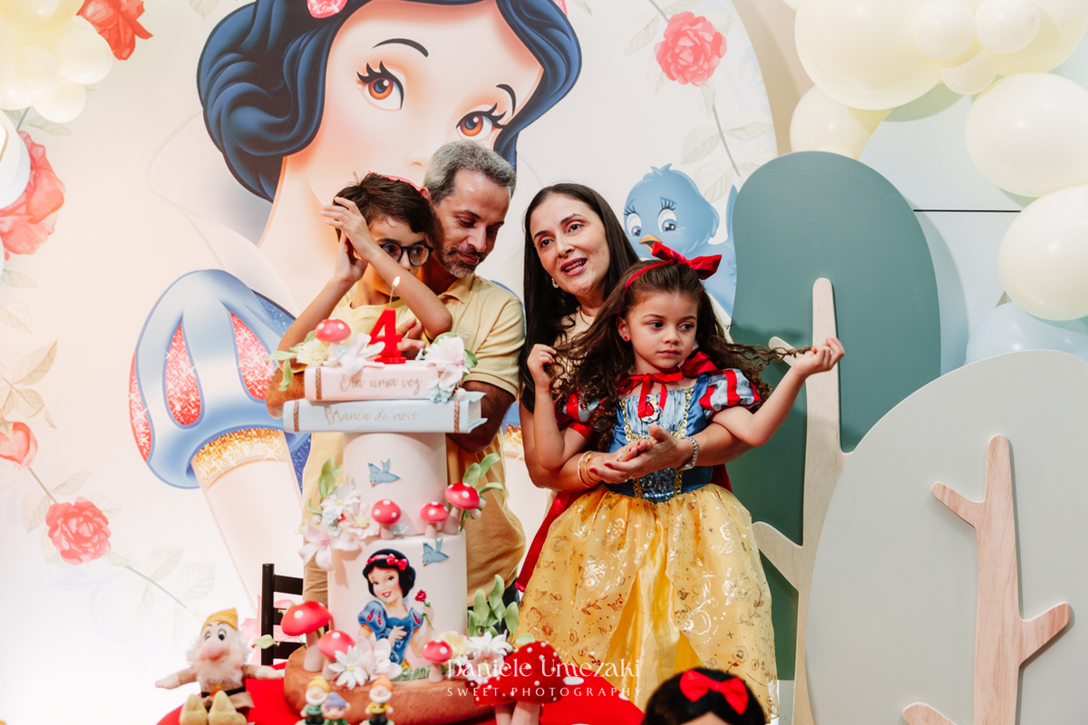 Bia comemorando seu aniversário de 4 anos no Buffet Vira Sapeka em Mogi das Cruzes com decoração Branca de Neve da Festa Sapeka, fotografada por Dani Umezaki