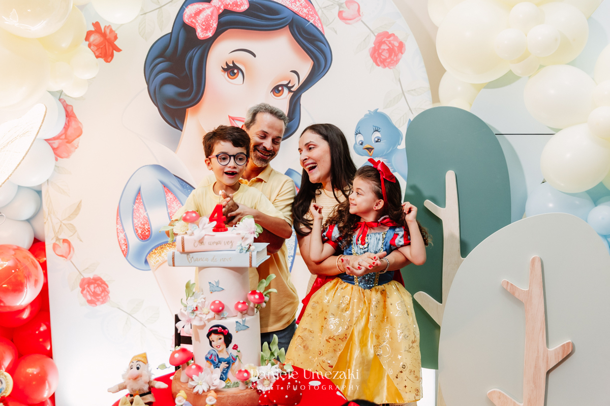 Bia comemorando seu aniversário de 4 anos no Buffet Vira Sapeka em Mogi das Cruzes com decoração Branca de Neve da Festa Sapeka, fotografada por Dani Umezaki
