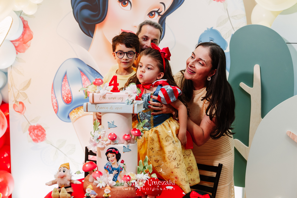Bia comemorando seu aniversário de 4 anos no Buffet Vira Sapeka em Mogi das Cruzes com decoração Branca de Neve da Festa Sapeka, fotografada por Dani Umezaki