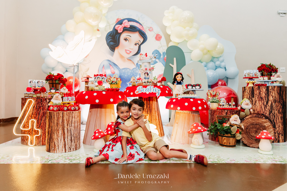 Bia comemorando seu aniversário de 4 anos no Buffet Vira Sapeka em Mogi das Cruzes com decoração Branca de Neve da Festa Sapeka, fotografada por Dani Umezaki