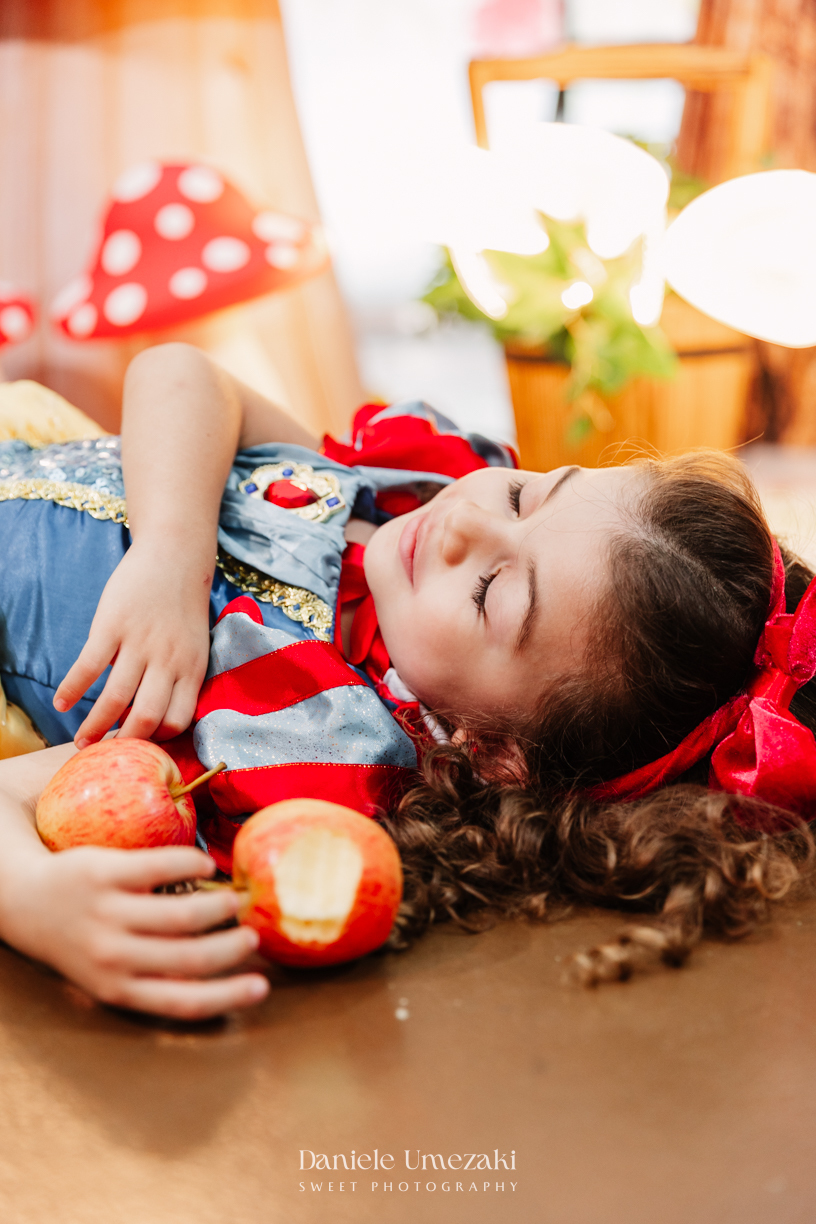 Bia comemorando seu aniversário de 4 anos no Buffet Vira Sapeka em Mogi das Cruzes com decoração Branca de Neve da Festa Sapeka, fotografada por Dani Umezaki