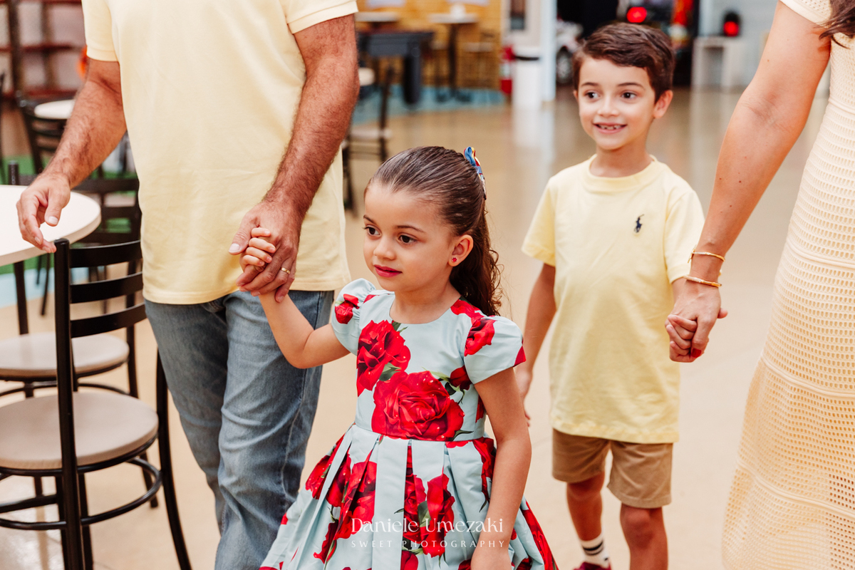 Bia comemorando seu aniversário de 4 anos no Buffet Vira Sapeka em Mogi das Cruzes com decoração Branca de Neve da Festa Sapeka, fotografada por Dani Umezaki