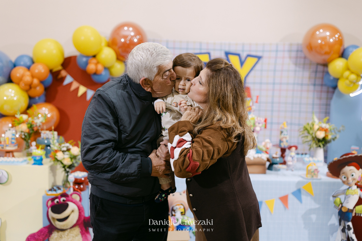 Fotografia de aniversário infantil no Buffet Vira Sapeka em Mogi das Cruzes. O José comemorou seu primeiro aninho com uma linda festa Toy Story, decoração da Jaque Decor e momentos cheios de amor registrados por Dani Umezaki.