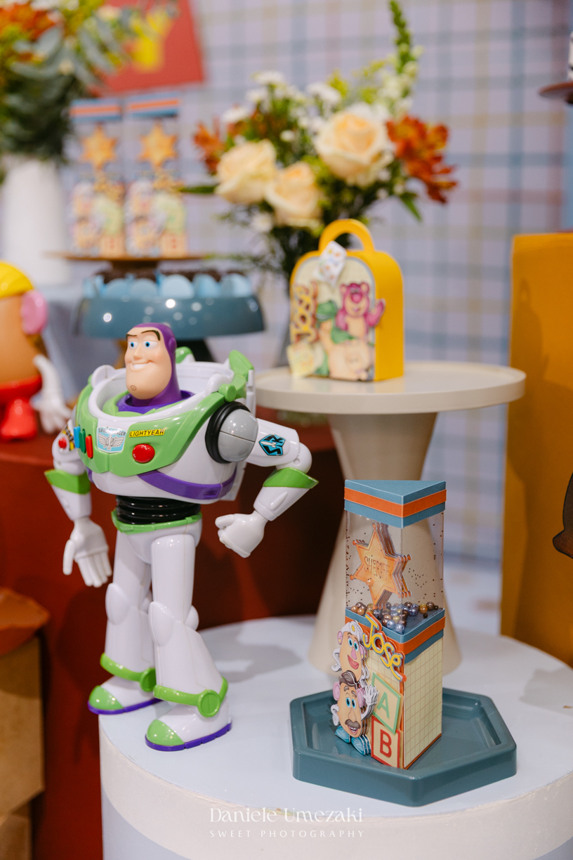 Fotografia de aniversário infantil no Buffet Vira Sapeka em Mogi das Cruzes. O José comemorou seu primeiro aninho com uma linda festa Toy Story, decoração da Jaque Decor e momentos cheios de amor registrados por Dani Umezaki.