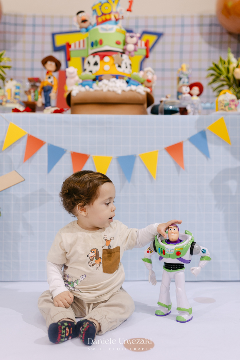 Fotografia de aniversário infantil no Buffet Vira Sapeka em Mogi das Cruzes. O José comemorou seu primeiro aninho com uma linda festa Toy Story, decoração da Jaque Decor e momentos cheios de amor registrados por Dani Umezaki.