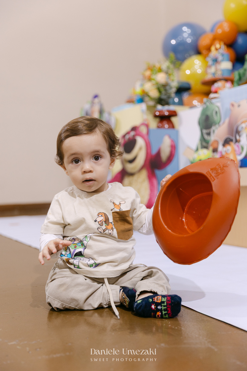 Fotografia de aniversário infantil no Buffet Vira Sapeka em Mogi das Cruzes. O José comemorou seu primeiro aninho com uma linda festa Toy Story, decoração da Jaque Decor e momentos cheios de amor registrados por Dani Umezaki.