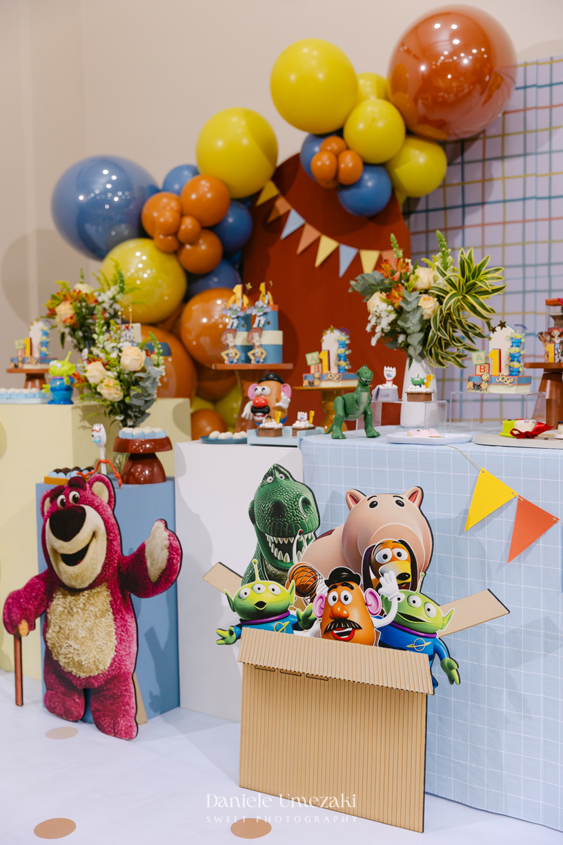 Fotografia de aniversário infantil no Buffet Vira Sapeka em Mogi das Cruzes. O José comemorou seu primeiro aninho com uma linda festa Toy Story, decoração da Jaque Decor e momentos cheios de amor registrados por Dani Umezaki.