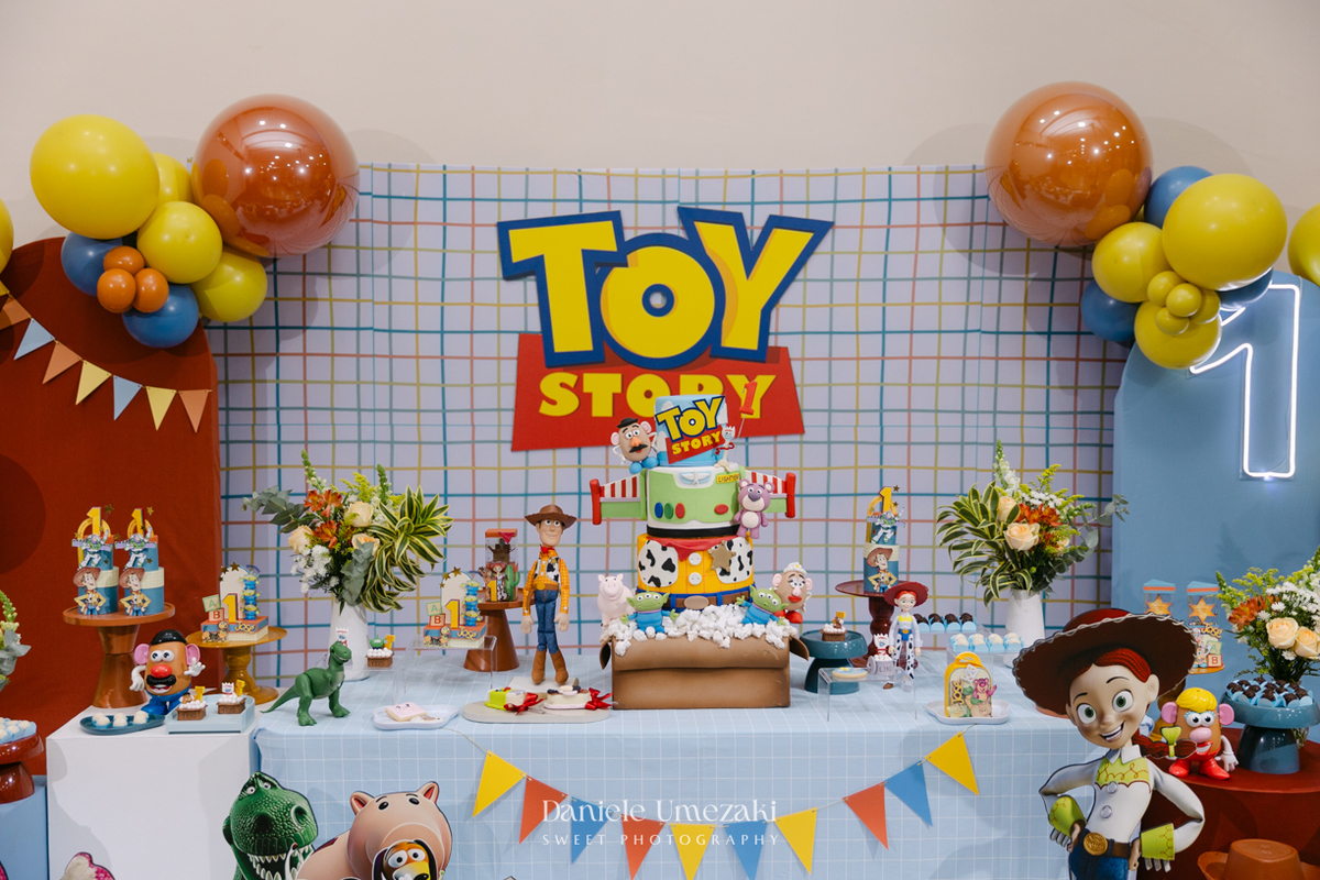 Fotografia de aniversário infantil no Buffet Vira Sapeka em Mogi das Cruzes. O José comemorou seu primeiro aninho com uma linda festa Toy Story, decoração da Jaque Decor e momentos cheios de amor registrados por Dani Umezaki.