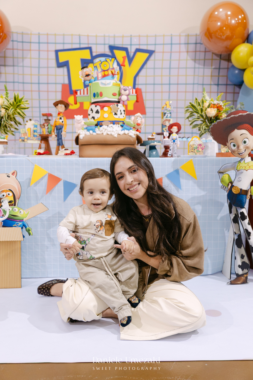 Fotografia de aniversário infantil no Buffet Vira Sapeka em Mogi das Cruzes. O José comemorou seu primeiro aninho com uma linda festa Toy Story, decoração da Jaque Decor e momentos cheios de amor registrados por Dani Umezaki.