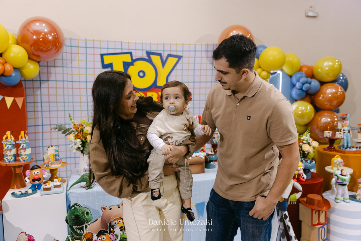 Fotografia de aniversário infantil no Buffet Vira Sapeka em Mogi das Cruzes. O José comemorou seu primeiro aninho com uma linda festa Toy Story, decoração da Jaque Decor e momentos cheios de amor registrados por Dani Umezaki.
