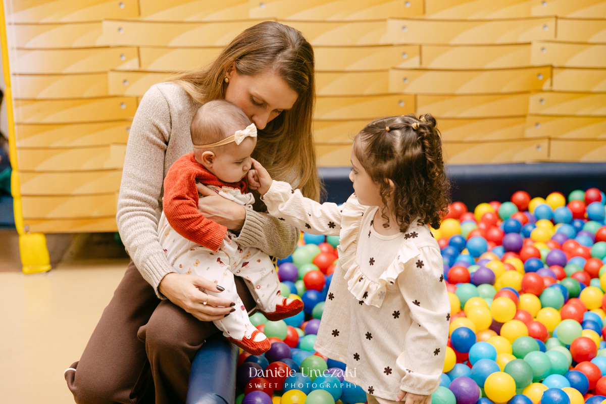 Fotografia de aniversário infantil no Buffet Vira Sapeka em Mogi das Cruzes. O José comemorou seu primeiro aninho com uma linda festa Toy Story, decoração da Jaque Decor e momentos cheios de amor registrados por Dani Umezaki.